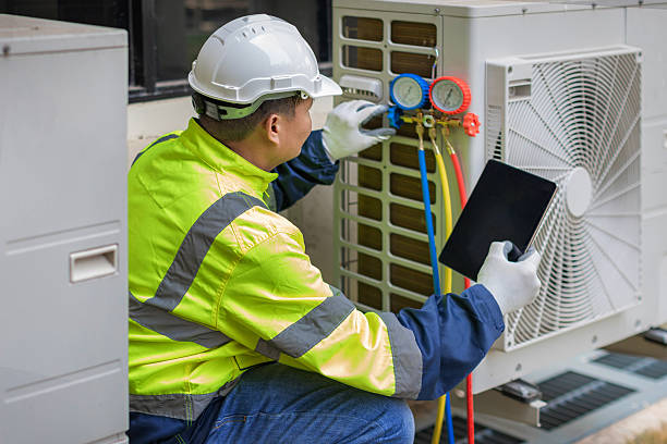 Professional Hvac technician working in Libertyville, IL